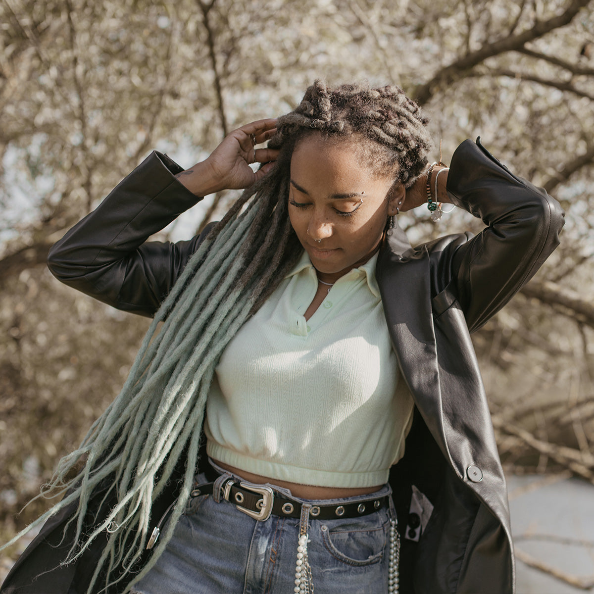 Gin with her Minty dreadset, blog for sectioning your synthetic dreadlock extensions, tools & hair