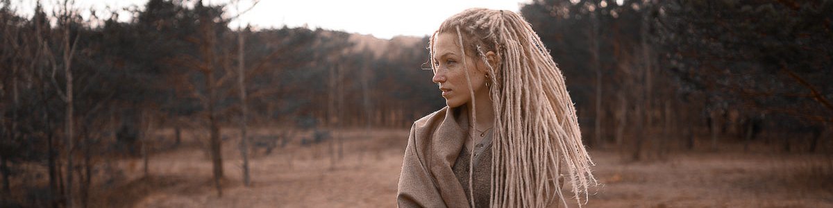 Dreadset thin locks of love, Ilse wearing a set of grandma ombré on the beach