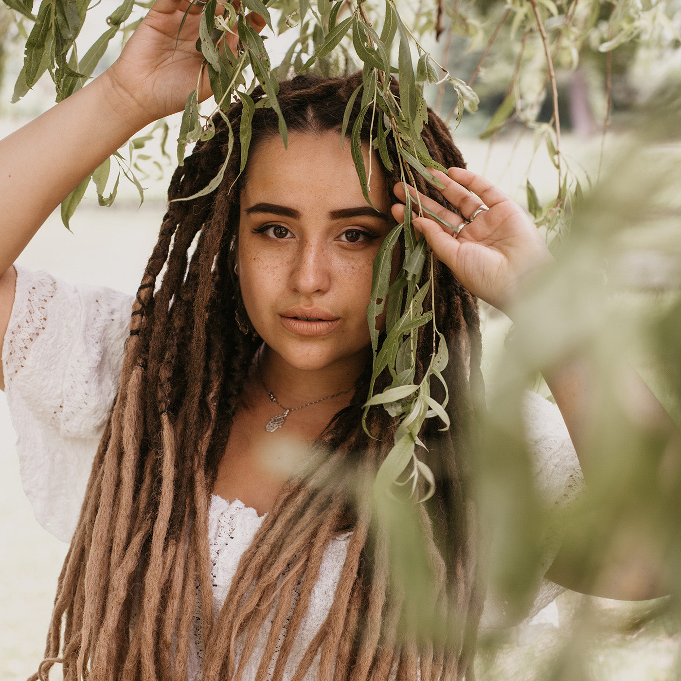 Romy between the plants wearing the Caramel twist set