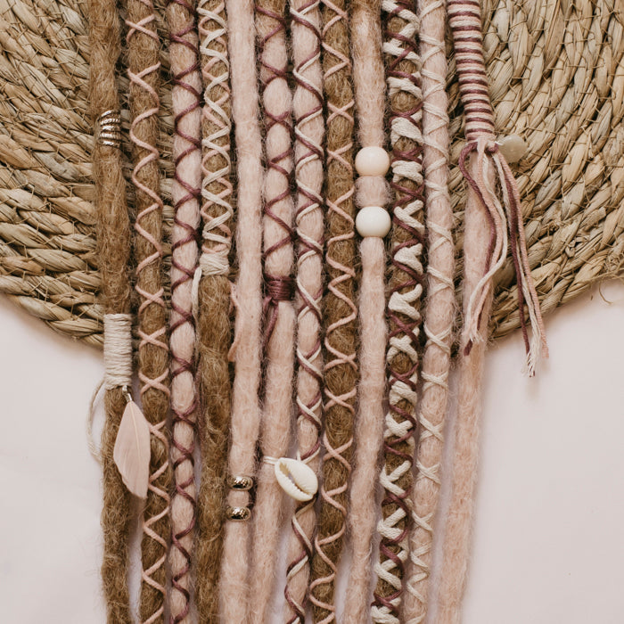 accent set Pearly for Partial dreads dark blonde roots with light pink ends and decoration