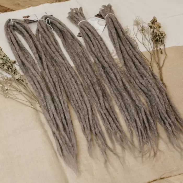 4 bundles of the dreadset Granda grey in Bum length, Dreadset Locks of Love Shop the look, dreadset full head, Dreadset original locks of love