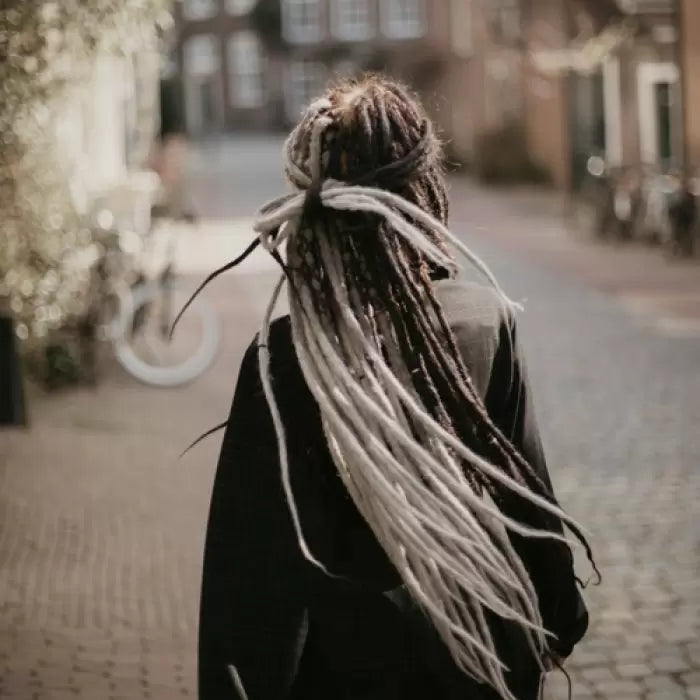 Emitsem from the back with flowy dreads. she is wearing the dreadset Split midnight grandma grey in Bum length, Dreadset Locks of Love Shop the look, dreadset full head, Dreadset original locks of love