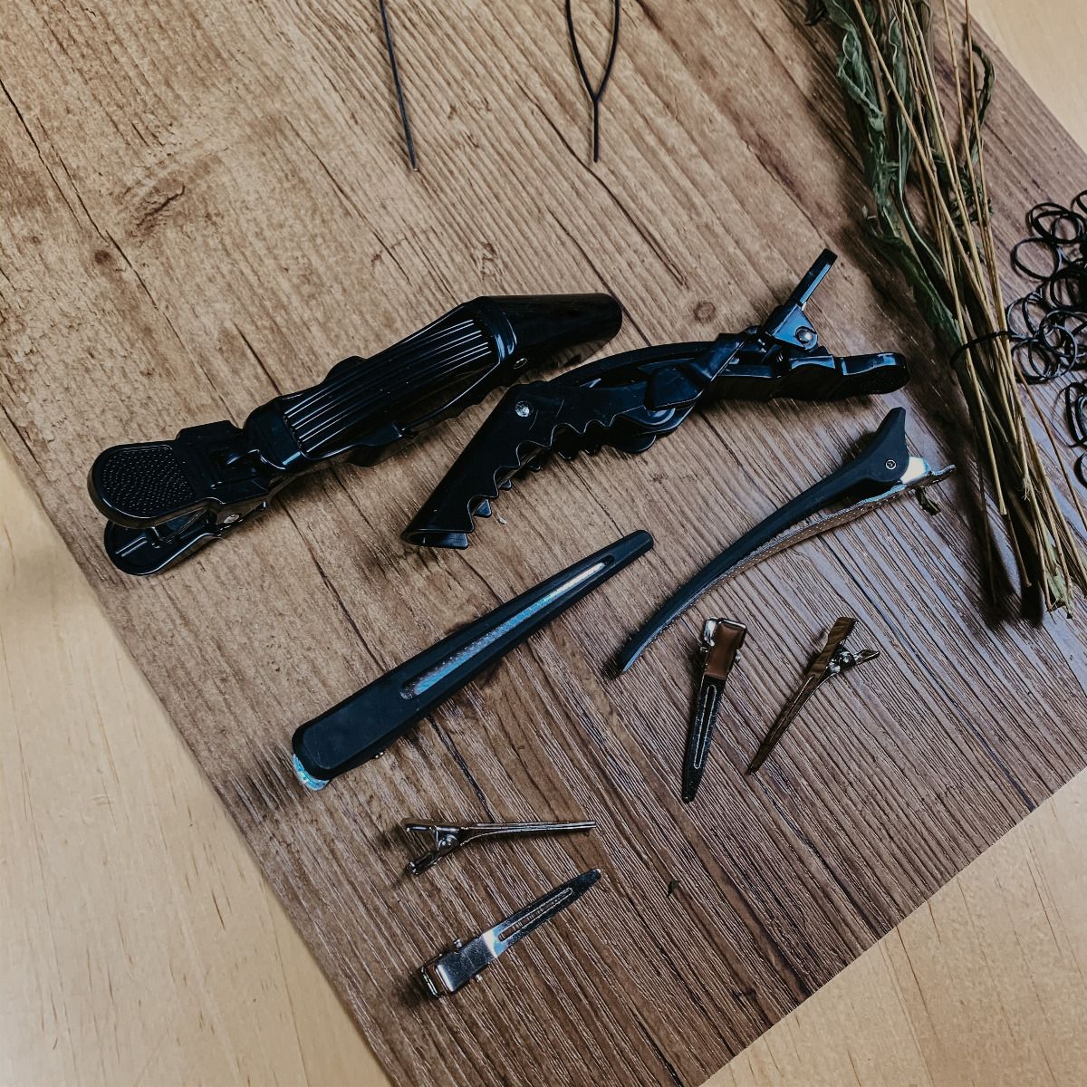 dreadlock installing tools