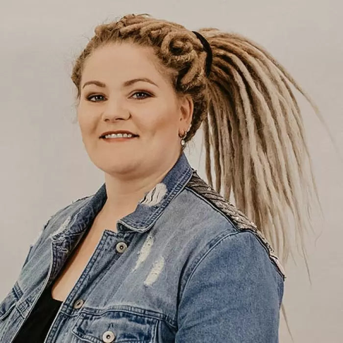 Danielle wearing the dreadset Sand storm in Back length, Dreadset Locks of Love Shop the look, dreadset full head, Dreadset original locks of love
