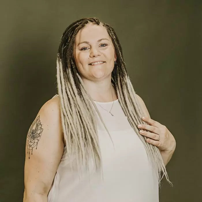 Danielle wearing the dreadset Thin Chocolate swirl  in Back  length, Dreadset Locks of Love Shop the look, dreadset full head, Dreadset thin locks of love