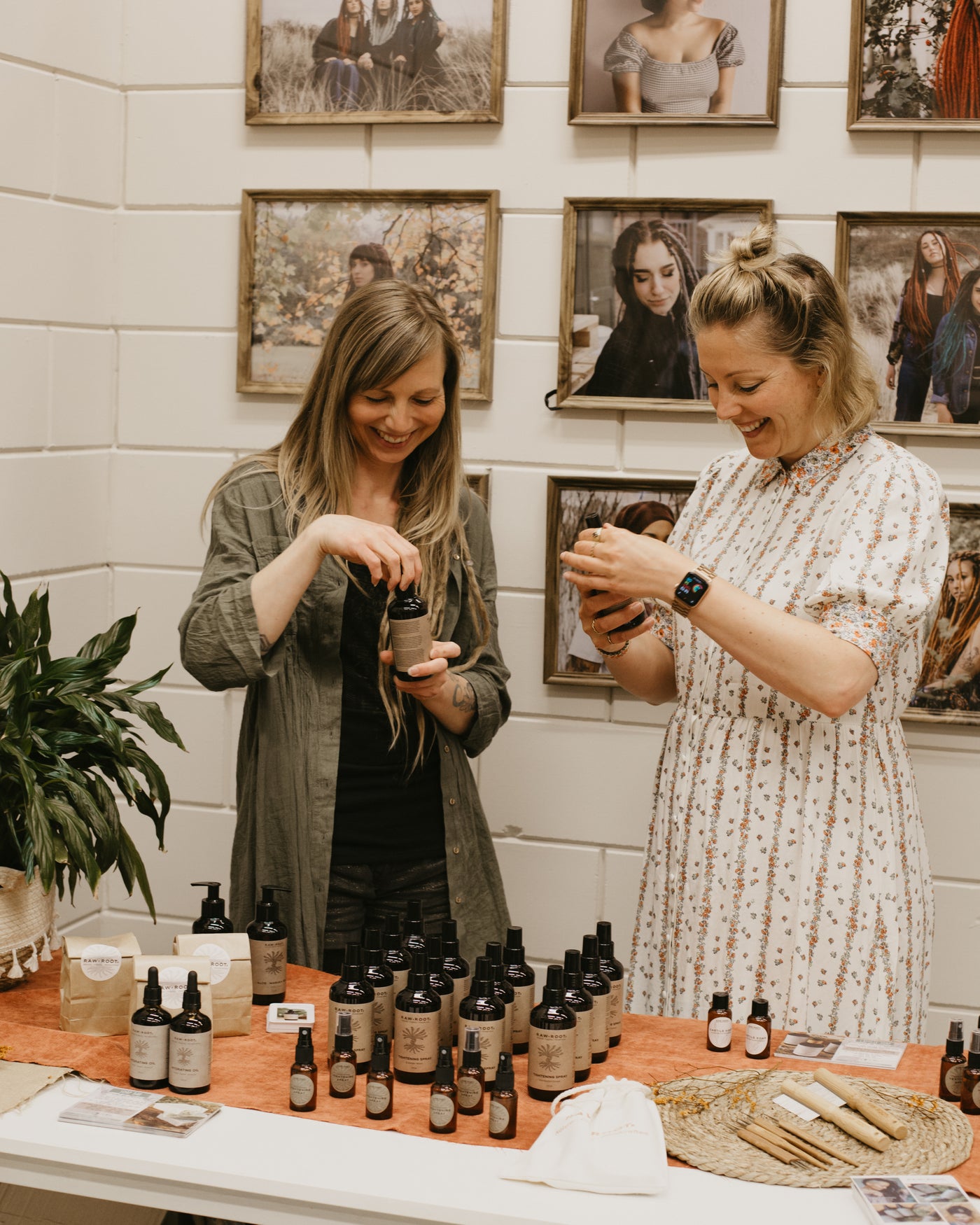 Lisa from Raw roots and Renate behind a table of raw roots products