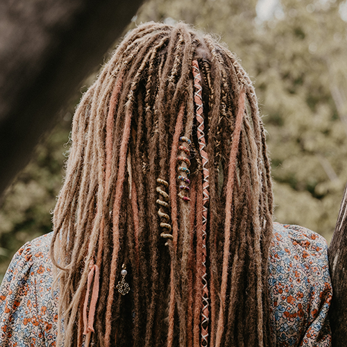 Partial Dreads: Kombiniere Verschiedene Stile