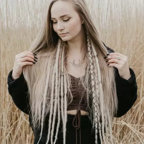 Model wearing partial dreads Bumlength How to install synthetic partial dreads on yourself. Install synthetic dreads Couse